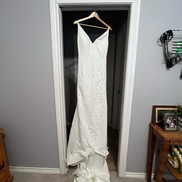 Elegant White Gown - Picture 2 of 16